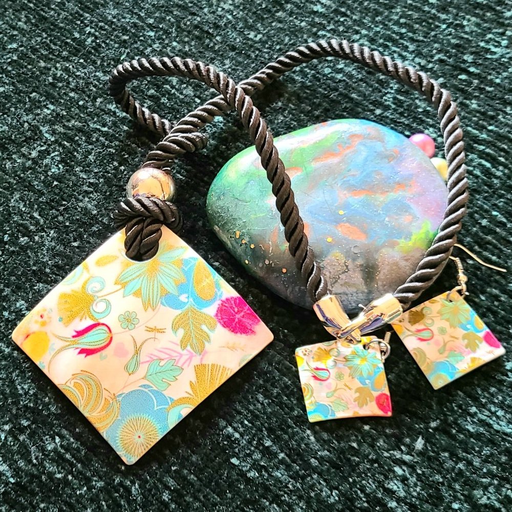 Vintage Jewelry Set - Mother of Pearl Painted Necklace & Earring Set - 20" Long